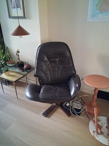 Gratis comfortabele fauteuil, donkerbruin leer