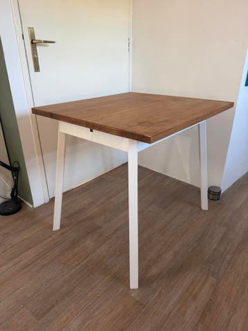 Stijlvolle eettafel met houten blad en witte poten