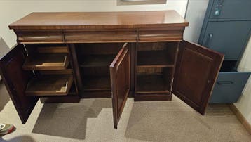 Klassiek houten dressoir met opbergruimte