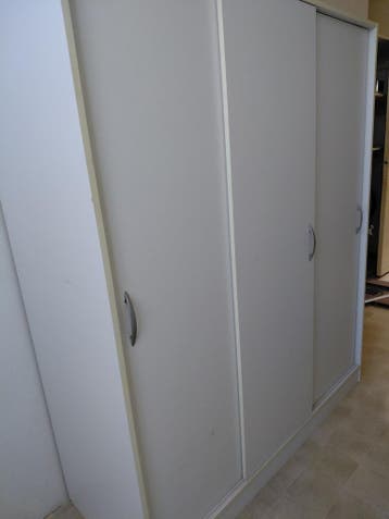 Kledingkast,3 deuren in roden ophalen