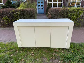 Strak wit dressoir/kast met 3 deuren