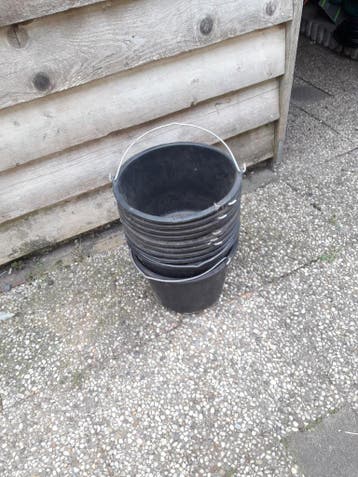 Gratis 10 stuks zwarte Emmers,