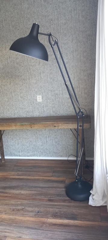 Grote zwarte vloerlamp met verstelbare arm