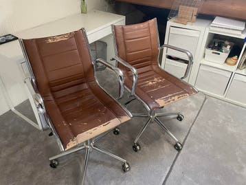 Gratis: 2 Bureaustoelen - Gebruikt met slijtage
