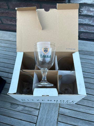 Diverse bierglazen en keukengerei