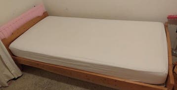 Eenpersoonsbed van hout