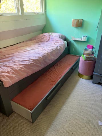 Eenpersoonsbed en kledingkast hout grijs geverfd