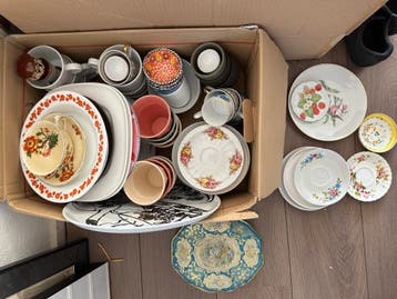 Gratis grote doos met retro/vintage serviesgoed