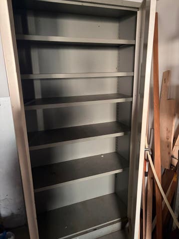 Stevige stalen kast met legplanken