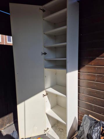 Gratis kast met lades - ideaal voor in de schuur