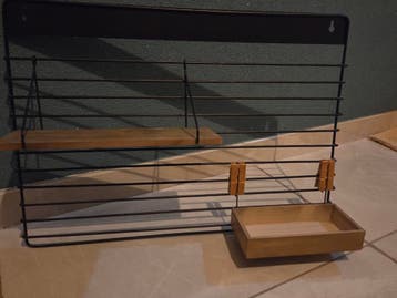 Zwart metalen wandrek met houten plankje