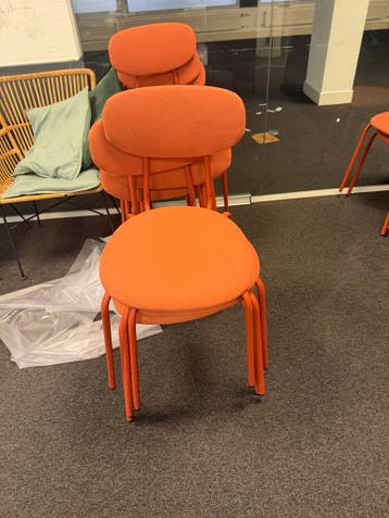 Oranje stapelbare stoelen - Gebruikt