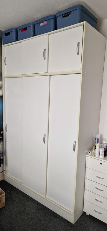 Kledingkast met 3 schuifdeuren en opzetkast