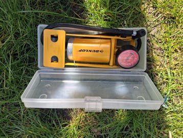 Voetpomp met drukmeter