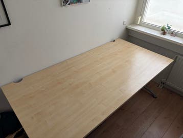 Ruim licht houten bureau met kabeldoorvoer