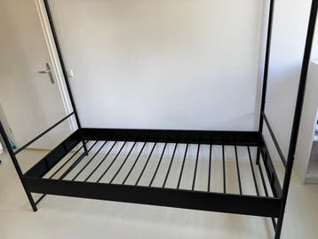 Gratis af te halen:metalen kinder hemelbed frame