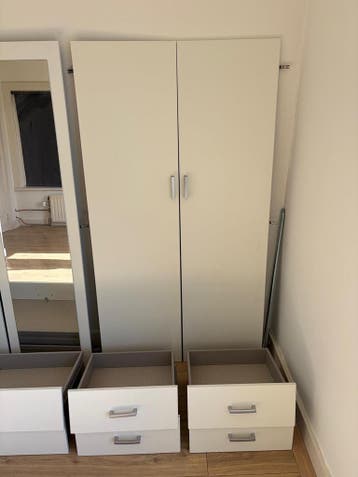 Gratis kledingkast (6 deuren, deels spiegel)