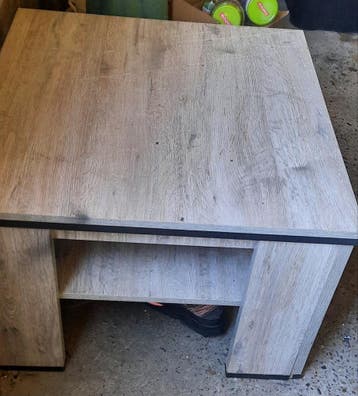 Gratis gebruikte tafel met  krassen 67x 67x 45