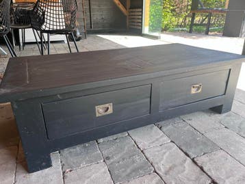 Zwarte houten salontafel met lades