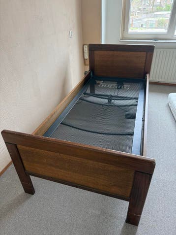 Gratis bed met elektrische Auping spiraal en matras