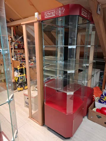 Diverse vitrinekasten: glas, hout, metaal, rood, zwart