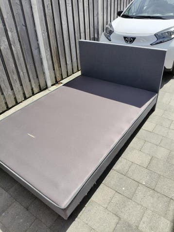Boxspring 140x200 bed met hoofdbord - Grijs (zonder matras)