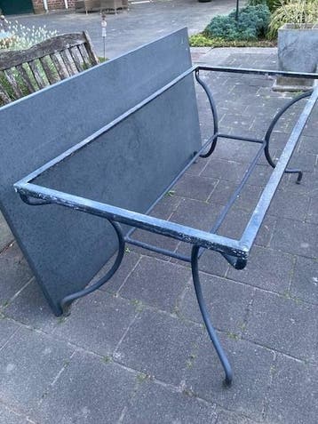 Robuuste tuintafel met metalen onderstel en granieten blad