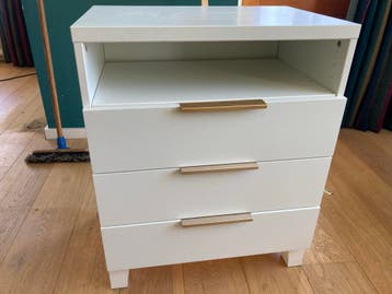 Wit kastje, prima om TV op te zetten - GRATIS