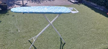 Strijkplank met blauwe hoes -