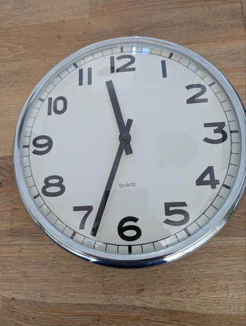 Stijlvolle Quartz Wandklok - Zilverkleurig (Ikea)