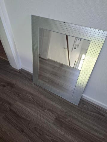 Moderne spiegel met zilveren rand