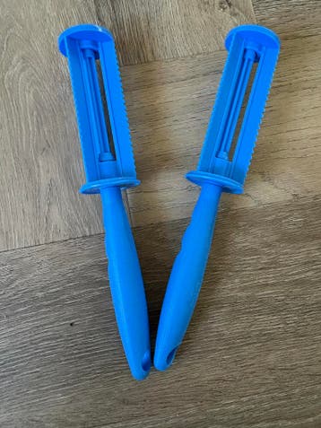 Gratis: Twee IKEA houders voor kledingrollers