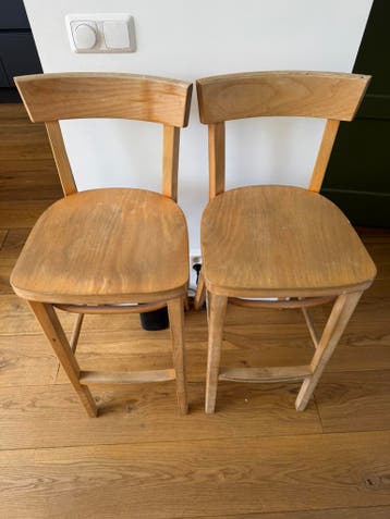 Twee houten barkrukken