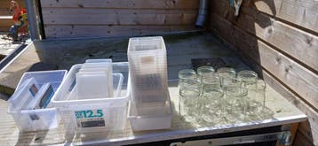 Diverse opbergbakken en glazen potten gratis.