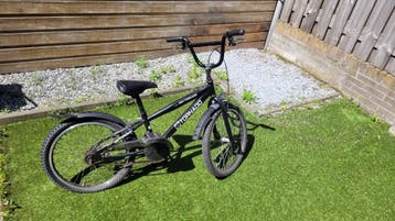 Zwarte fiets - ventiel achterband defect
