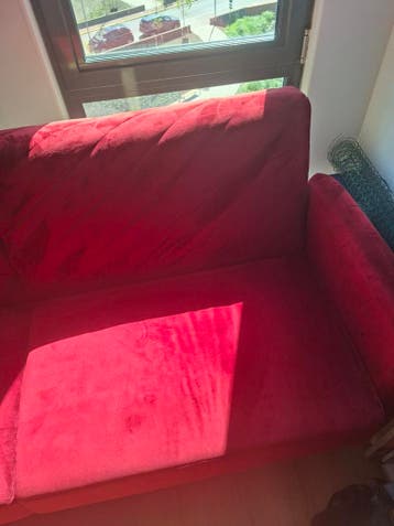 Gratis op te halen: Rode fluwelen slaapbank (beschadigd)