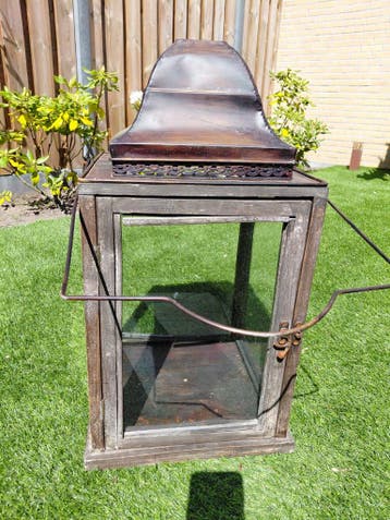 Gratis houten lantaarn met glas