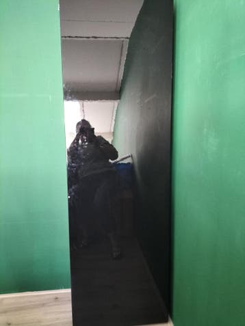 Zwarte Ikea kast met glazen deur gratis af te halen