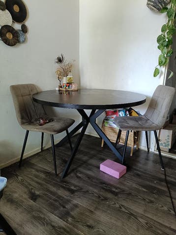 Gratis Ronde zwarte eettafel met stoelen