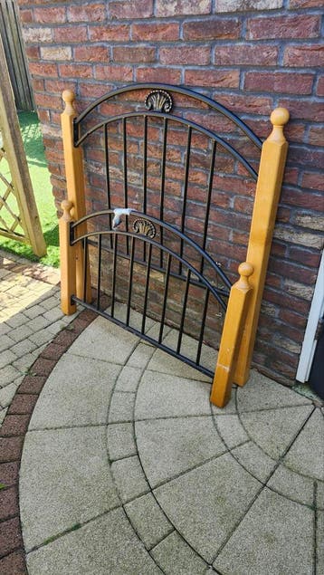 Eenpersoonsbed met lattenbodem en matras 90x210 cm