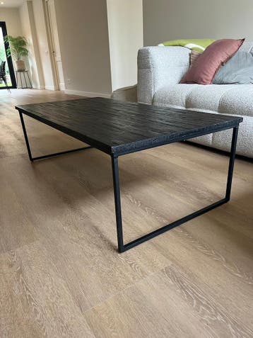 Gratis Zwarte Salontafel met Metalen Frame en Houten Blad