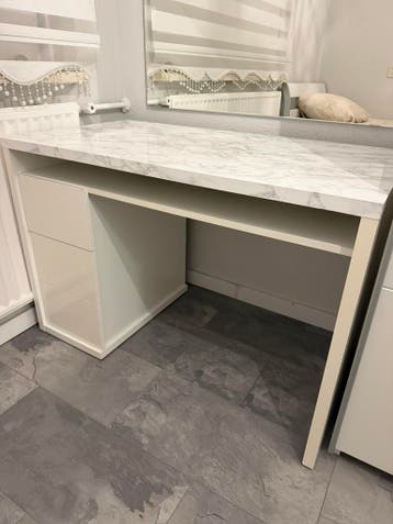 Bureau met 3 lades breedte 110 cm hoogte 75 cm