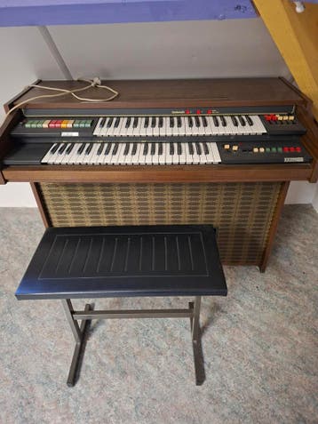 Solina A201 Orgel met Rithmix 110 en bankje