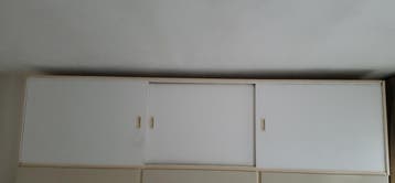 Ligkast met drie schuifdeuren