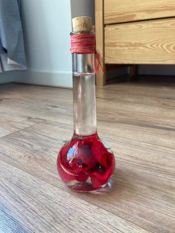 Gratis glazen fles met roos (decoratie)