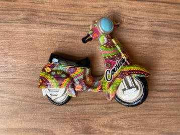 Gratis magneet scooter Corsica met gekleurde print