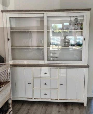 Gratis op te halen! Buffetkast met verlichting.