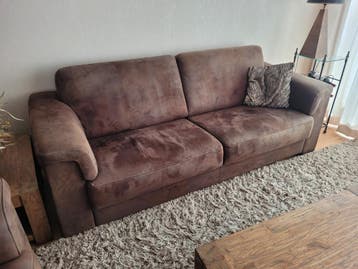 2 Comfortabele 2-zitsbanken in bruin suède stof