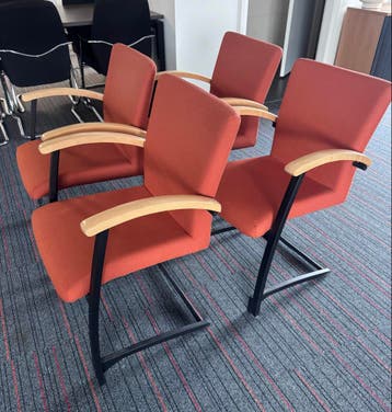 Gratis ophalen! Set van 4 comfortabele oranje stoelen!