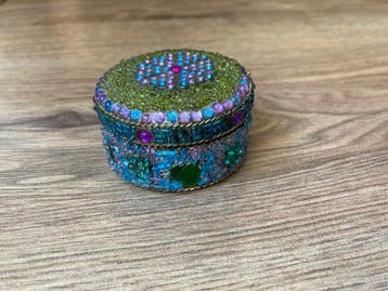 Gratis rond doosje met kralen en steentjes